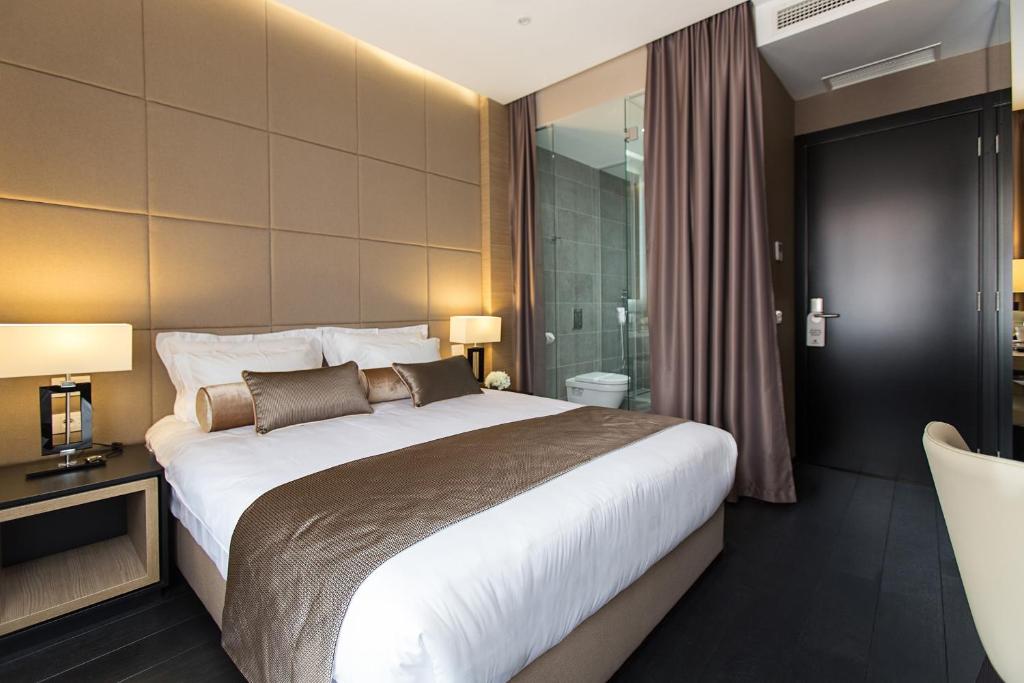 Postel nebo postele na pokoji v ubytování Dominic Smart & Luxury Suites - Republic Square