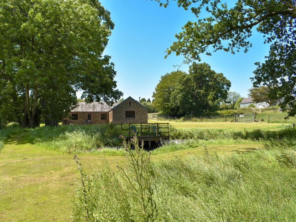 an old barn in the middle of a field at The Oaks - Uk11270 in Lanreath