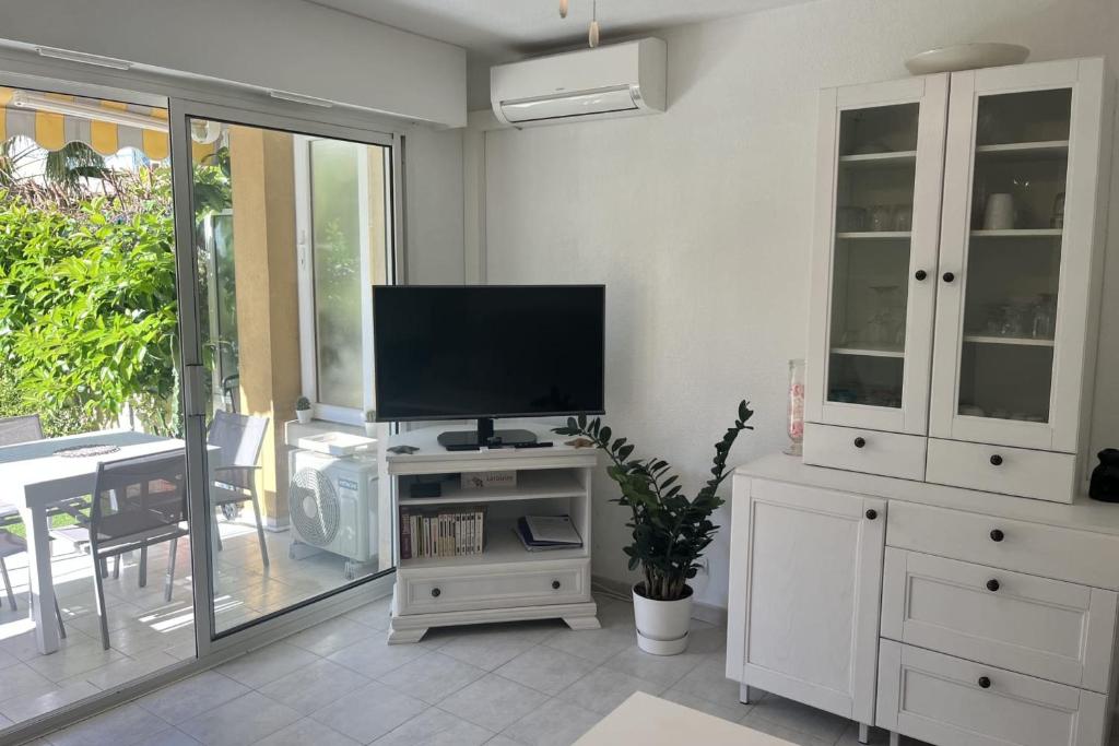 Garden studio 150 m from the beach