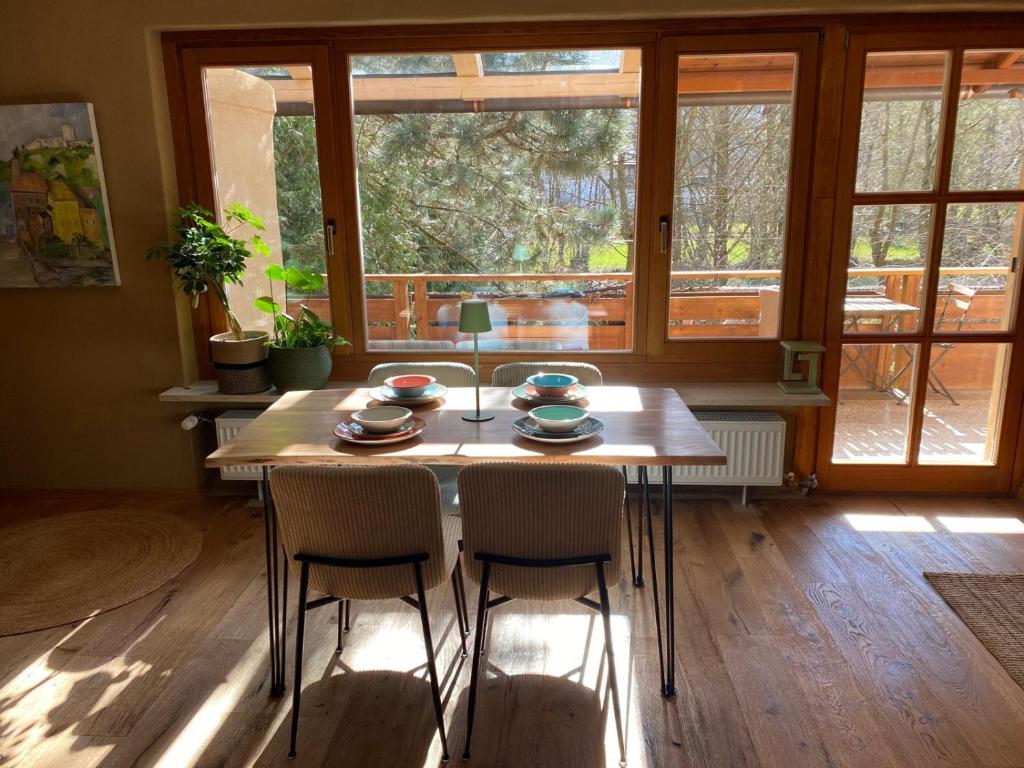 a dining room with a table and chairs and a window at KUNSTapARTment in Kallmünz