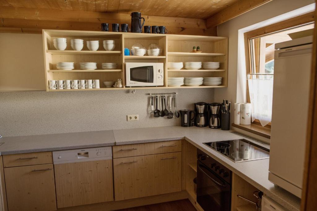 Kuchyňa alebo kuchynka v ubytovaní Appartement Catrin mit Sauna und E-Ladestation