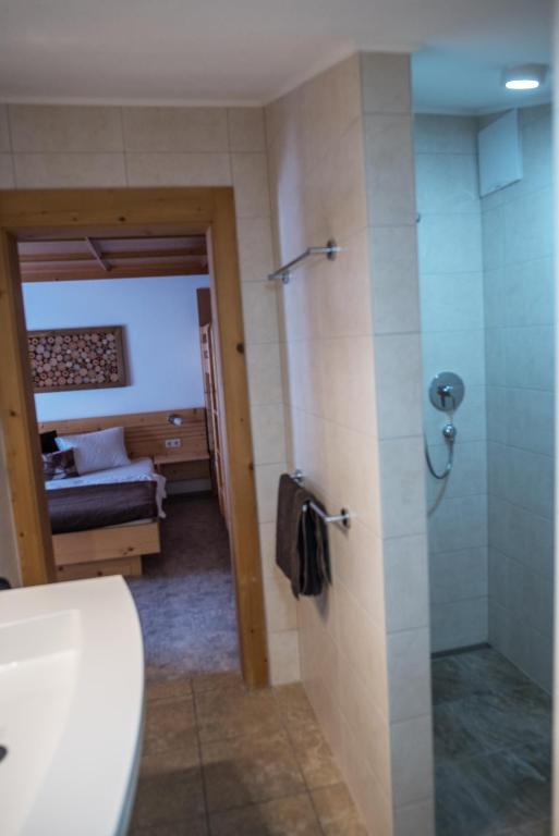 Kúpeľňa v ubytovaní Appartement Catrin mit Sauna und E-Ladestation