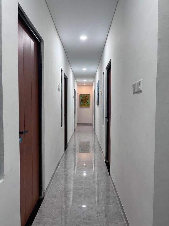a hallway with many doors and a hallway sidx sidx sidx at The Haven Suites Batam in Tanjunguma