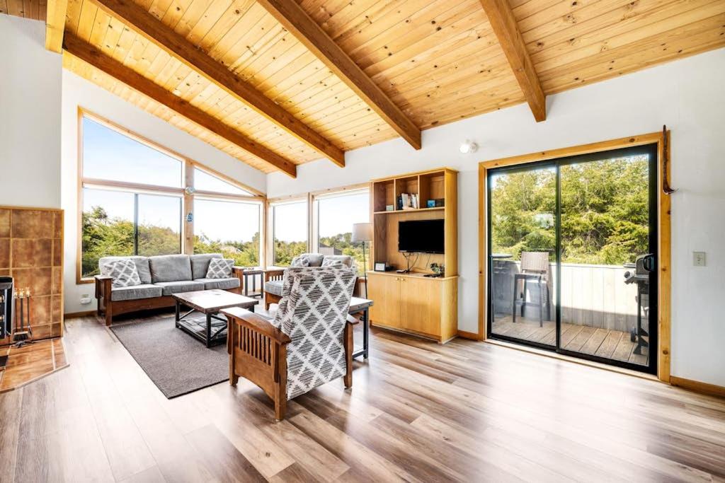 a living room with a couch and a table at Casa Contenta in Gualala