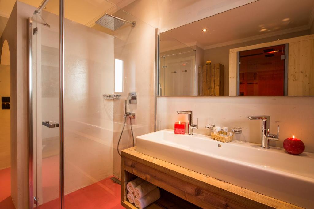 Koupelna v ubytování Dolomites Wellness Hotel Savoy