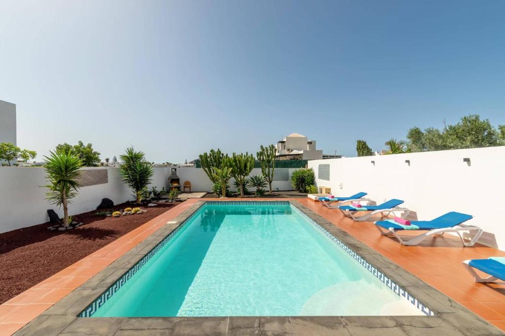 Villa Tropical by Villa Plus