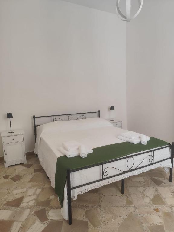 a bed with white towels on it in a bedroom at La NICCHIA in Monteroni di Lecce