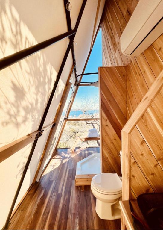 The Retreat on the Hill - Estudio
