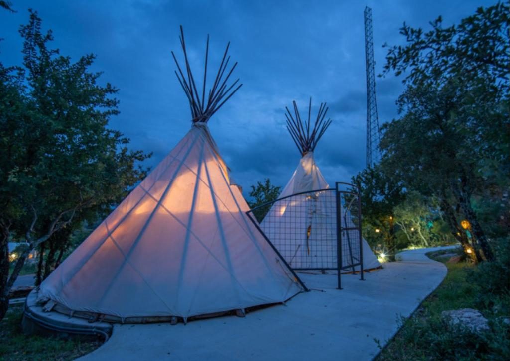 The Retreat on the Hill - Estudio
