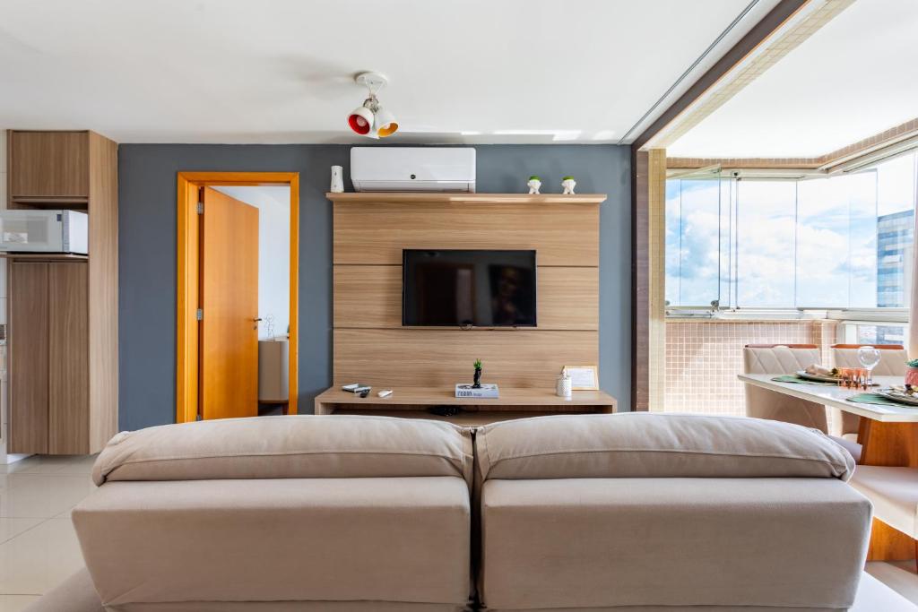 a living room with a couch and a tv at Apt conforto 2 suítes Dfplaza in Brasília