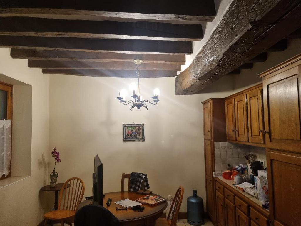 a dining room with a table and a chandelier at BEAUVAL et TRANQUILITE in Veuil