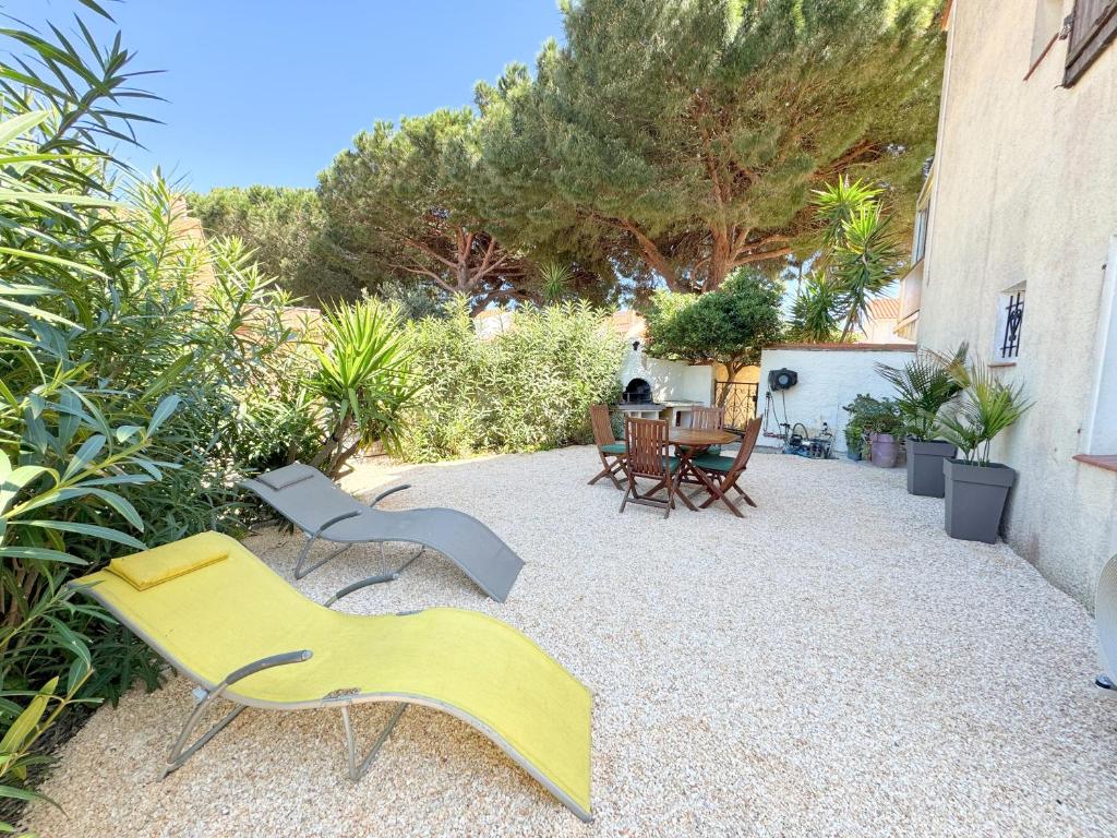 Appartement T2 avec grand jardin, parking et garage, a deux pas de la plage