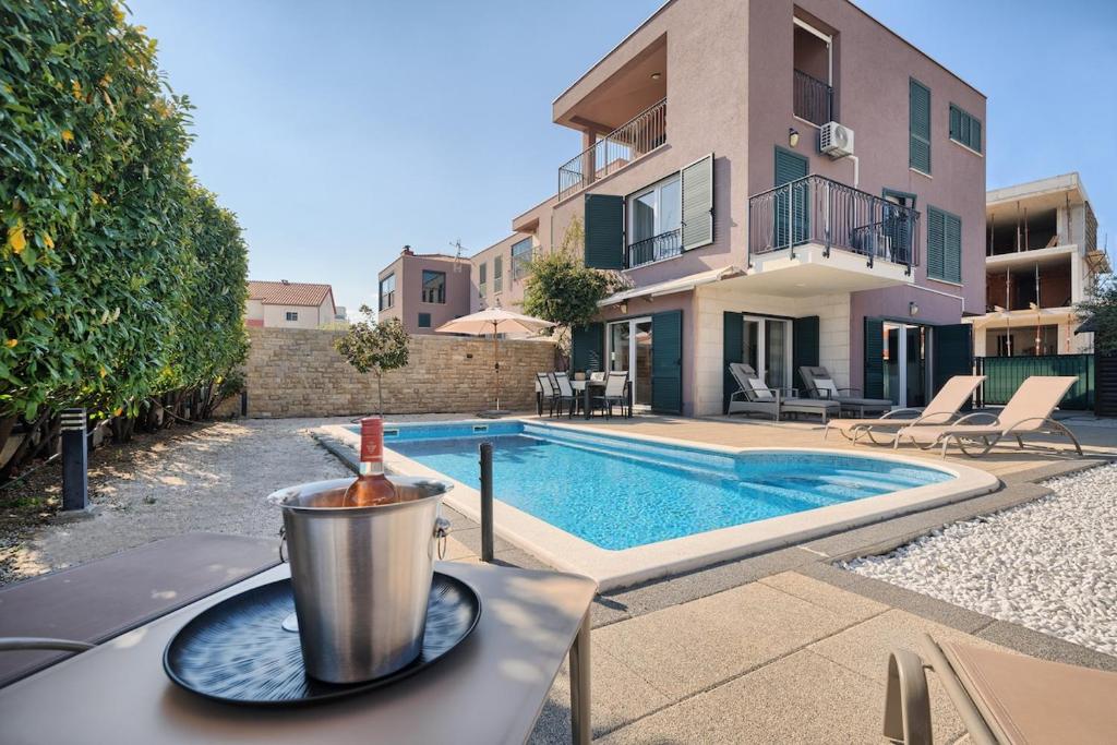 Villa Onnela - Garden & Pool