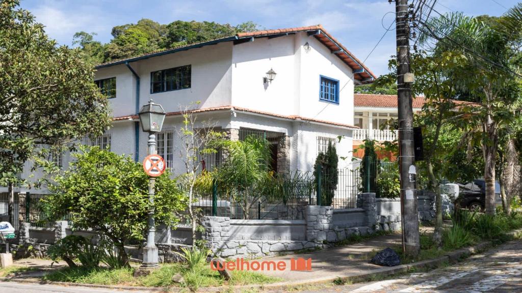 a white house on the side of the street at Casa Central em Petropolis 400m do Museu Imperial in Petrópolis