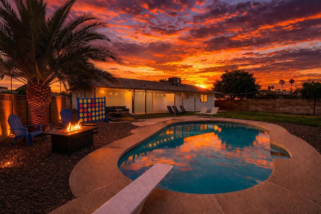 a swimming pool with a sunset in the background at Tempe Resort, Pool with Diving Board, 4BR in Tempe