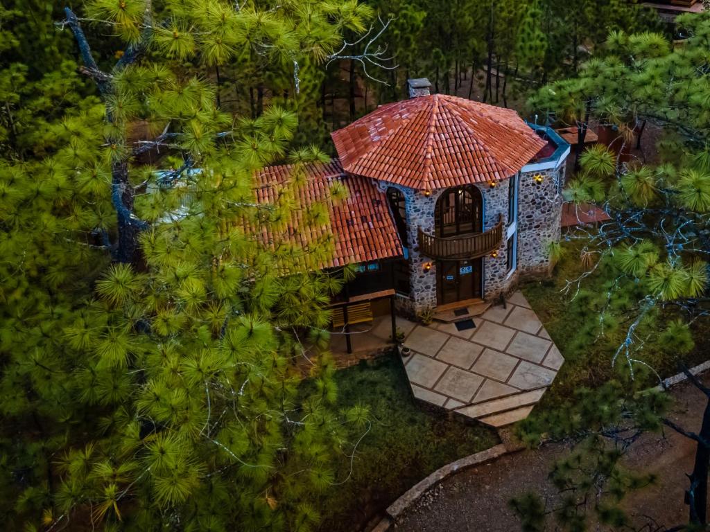 an overhead view of a small house with an umbrella at Roca Venados in Mascota