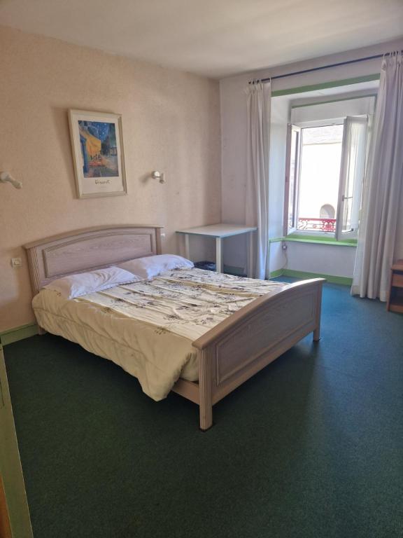 Hôtel de la Gare - Morlaix - Habitación Triple Estándar Con Baño Compartido