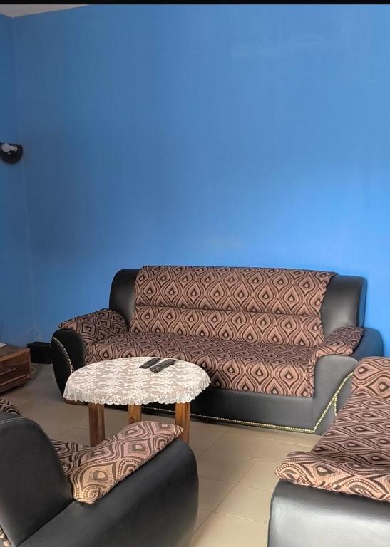 a living room with a couch and a table at Villa Frisi in Palimé