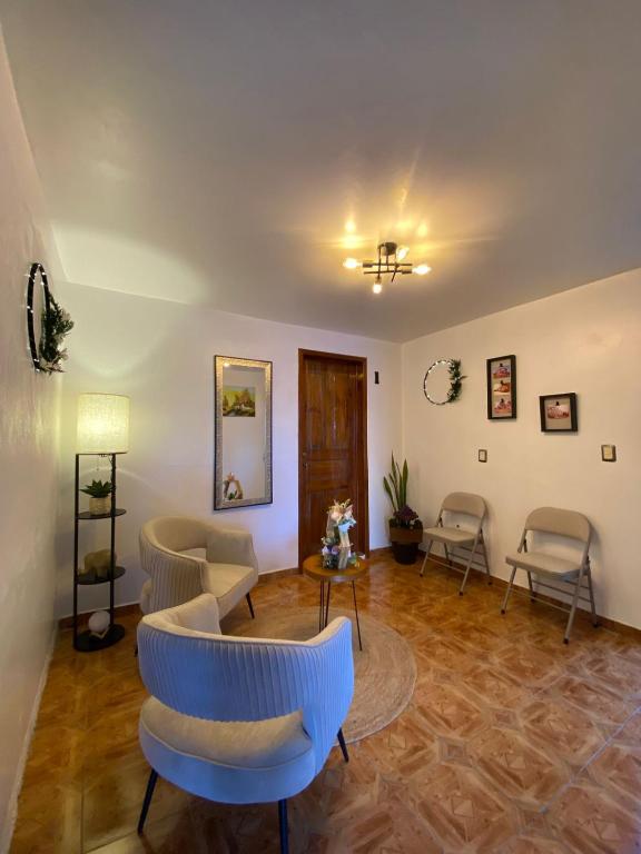 ein Wohnzimmer mit blauen Stühlen und einem Tisch in der Unterkunft Hotel Messanini in Zaragoza