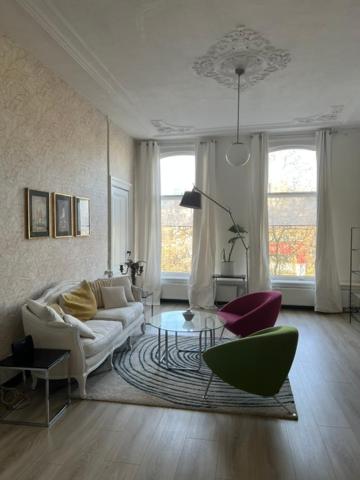 a living room with a couch and a table at Westersingel 24-2 in Rotterdam