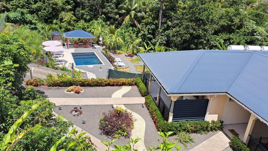 an overhead view of a house with a swimming pool at Résidence Paradis in Petit-Bourg