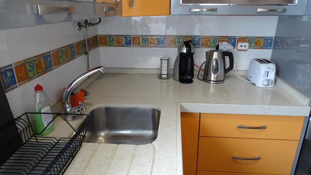 Kuchyňa alebo kuchynka v ubytovaní Cosy Caleta Apartment
