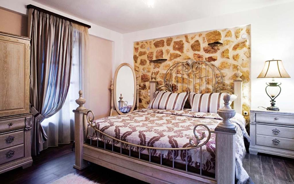 Postel nebo postele na pokoji v ubytování Aiolides Traditional Homes