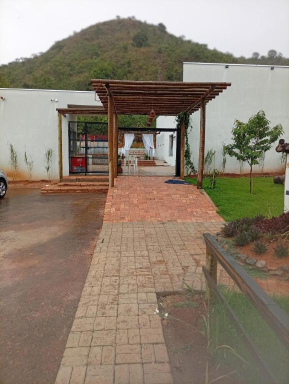 a pavilion in a parking lot in front of a building at Recanto da Serra Vazante in Vazante