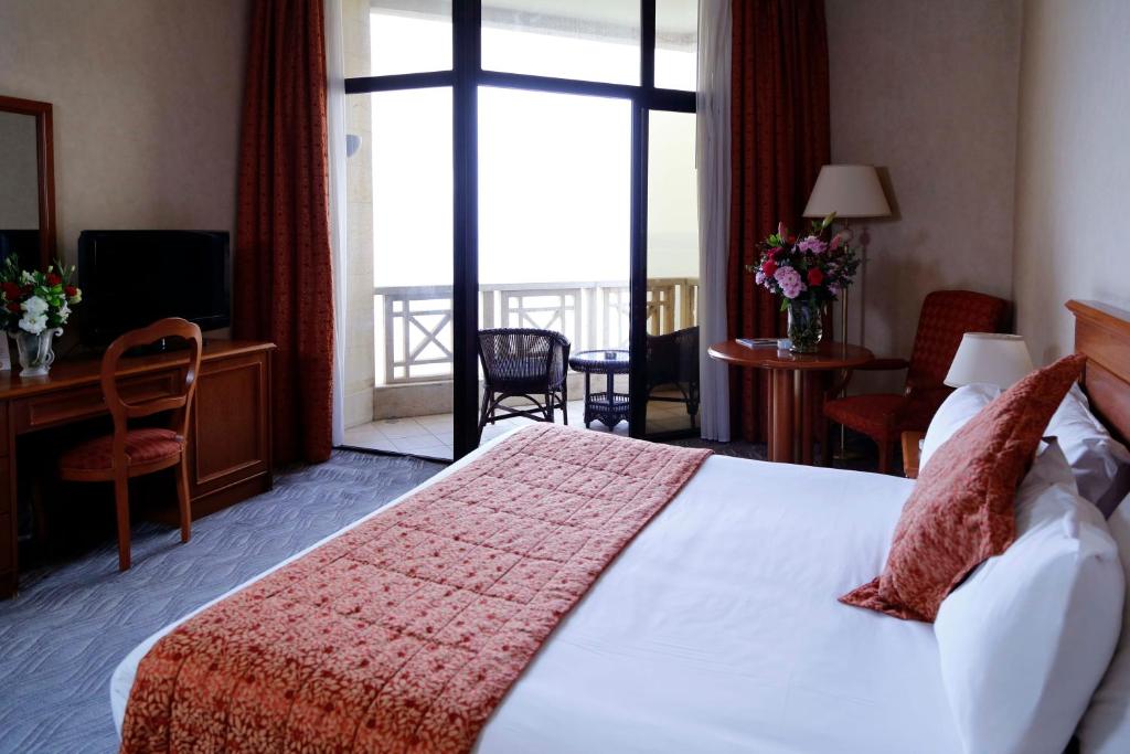 Postel nebo postele na pokoji v ubytování Bayview Hotel Beirut