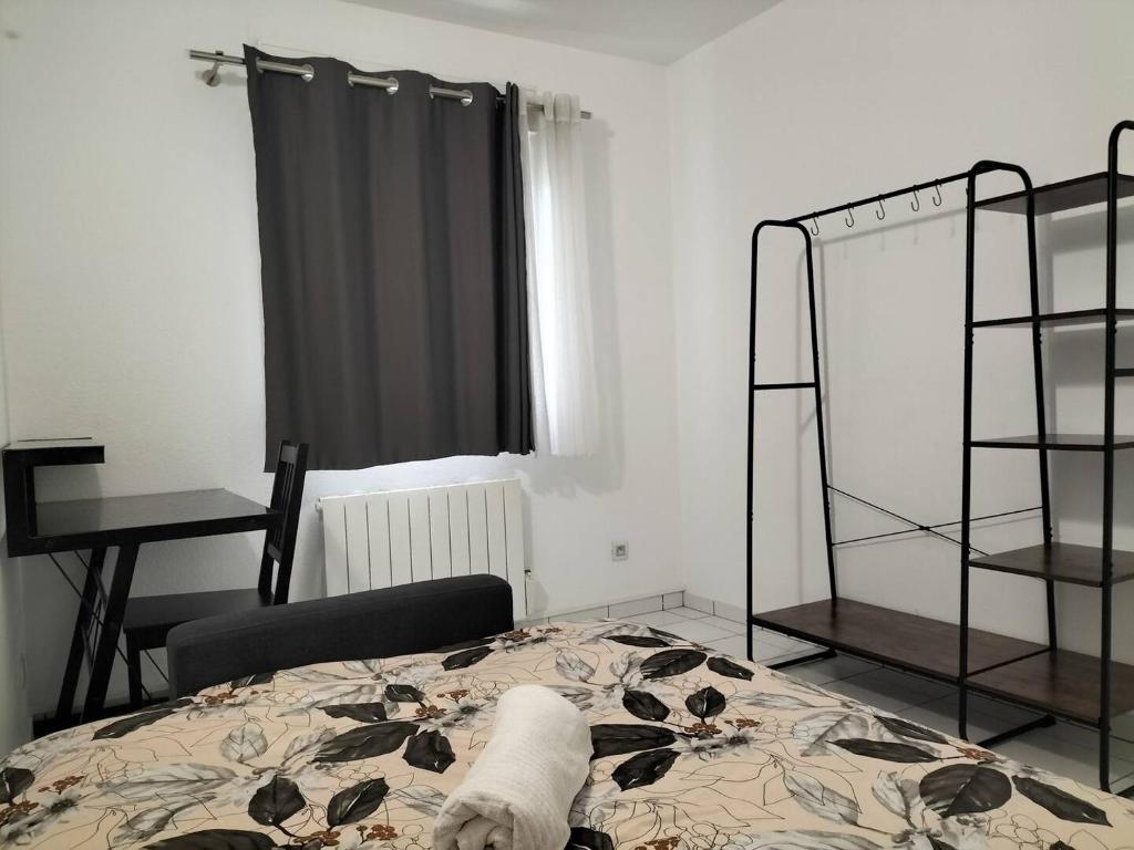 a bedroom with a bed and a chair and a window at Chambre privée - Près de Bordeaux in Villenave-dʼOrnon