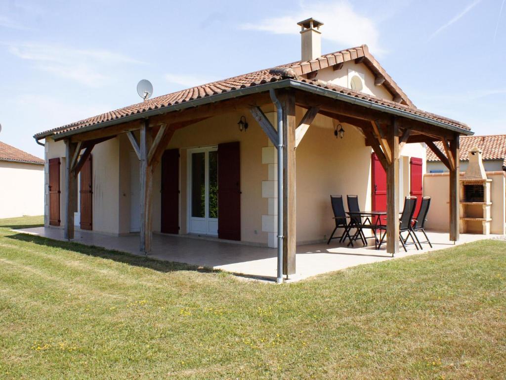 Villa in Parthenay with Private Garden - Housity