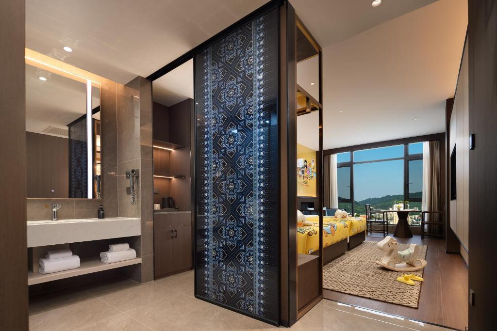Phoenix Sky Pool Hotel Fenghuang Ancient Town