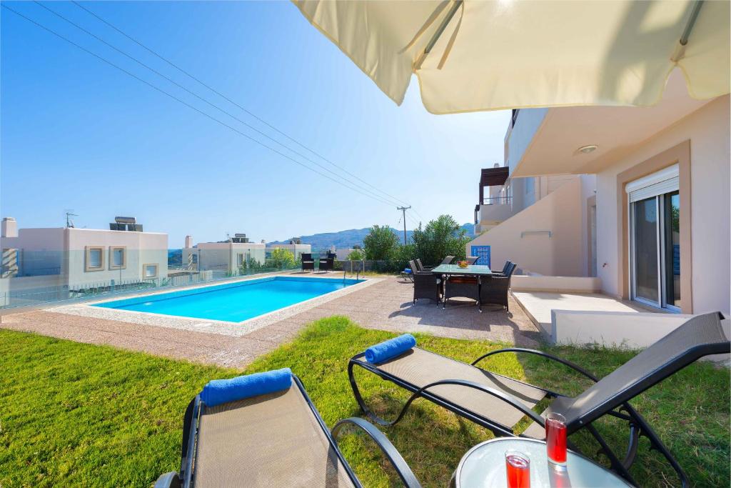 Bazén v ubytování Athoniki Villas nebo v jeho okolí