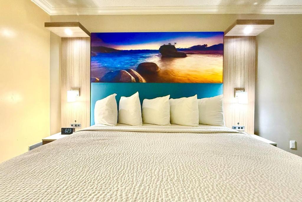 Days Inn by Wyndham Los Angeles LAX Airport Stadium Area - King Room - Non-Smoking