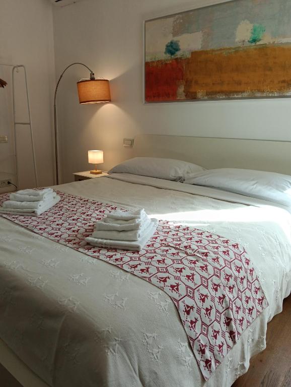 a bedroom with a bed with towels on it at La volpe e l'uva in Lavagno