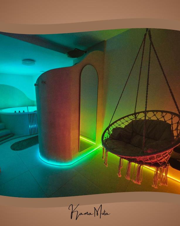 ein Zimmer mit einem Hängesessel mit grünen und grünen Lichtern in der Unterkunft Kama Muta in Callas