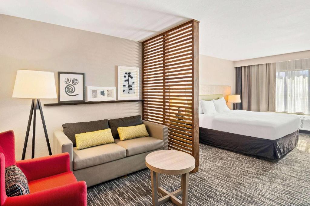 Country Inn & Suites by Radisson, Flagstaff Downtown, AZ photo
