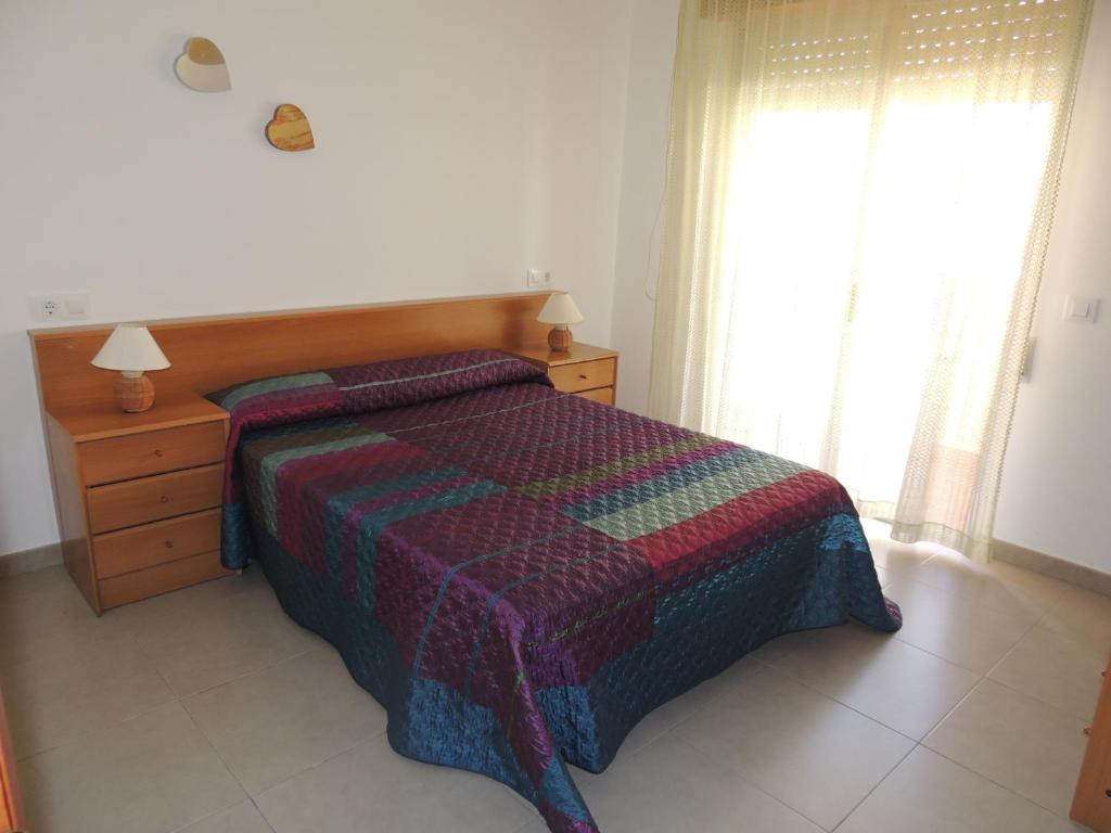 ペニスコラにあるApartamento Nuria Los Abanicosのベッドルーム1室(ベッド1台、ドレッサー、窓付)