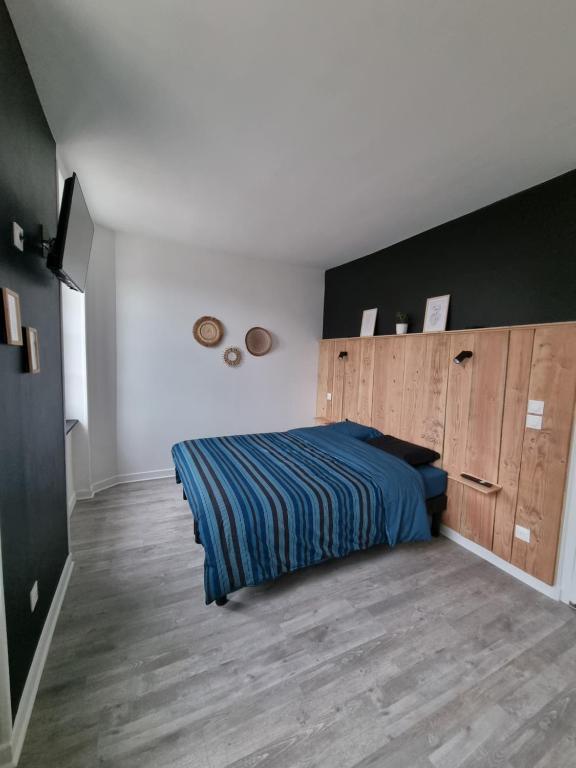 a bedroom with a bed and wooden cabinets at Chambre double Le Lion d'Or in Nérondes