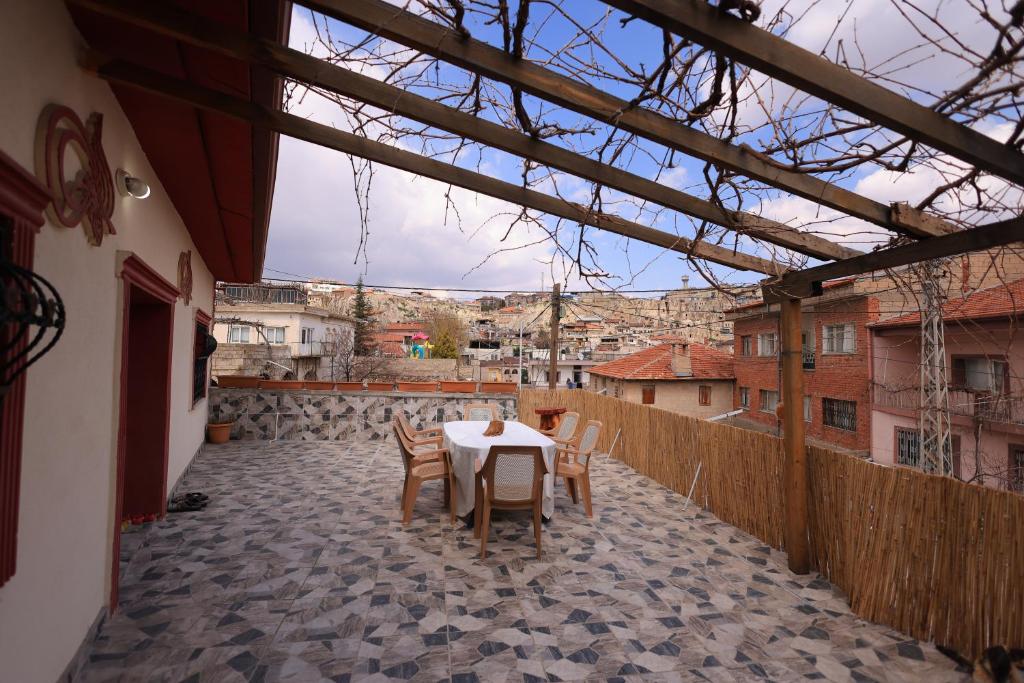 a patio with a table and chairs on a balcony at Ipek Esintisi House in Nevşehir