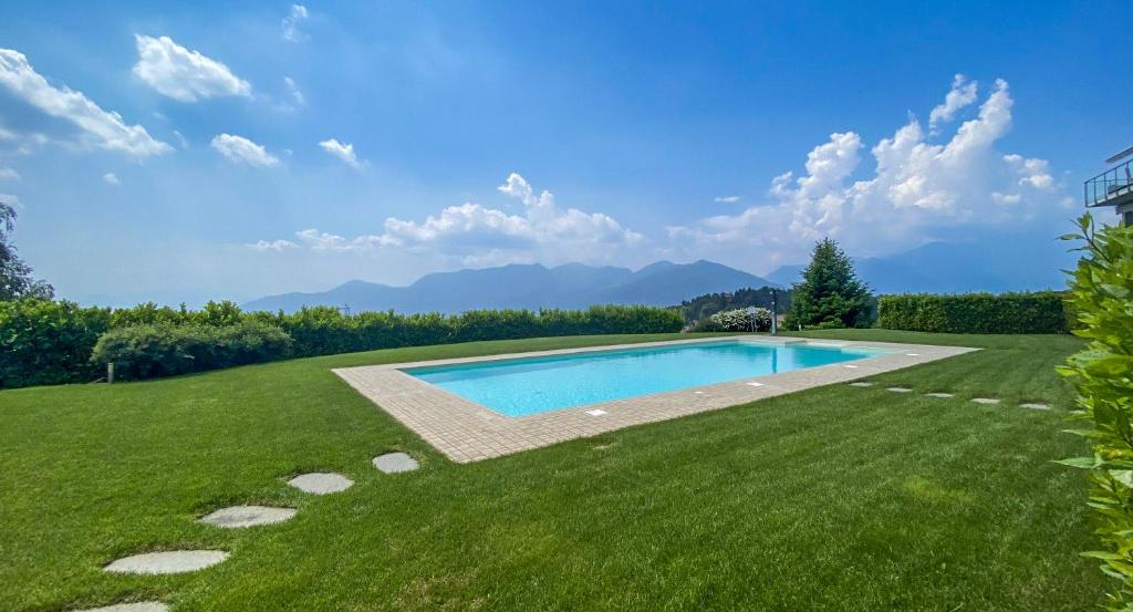 an image of a swimming pool in a yard at Residenza Roggiolo in Luino