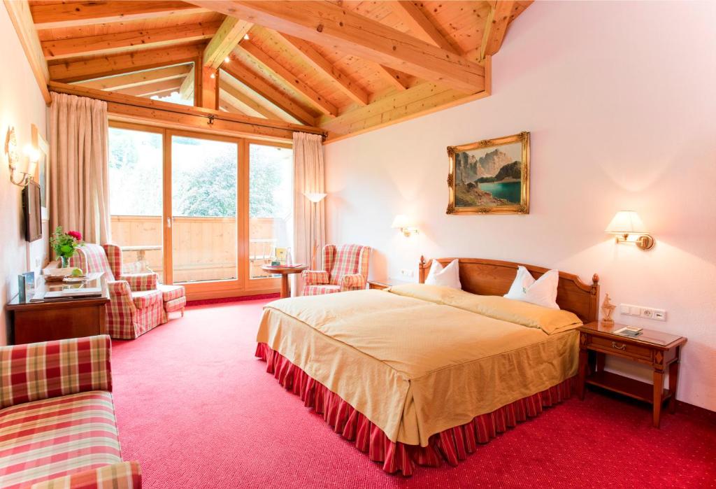 Postel nebo postele na pokoji v ubytování Rasmushof - Hotel Kitzbühel