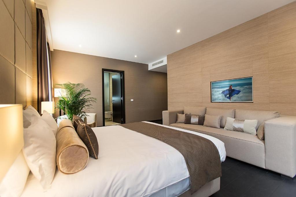 Postel nebo postele na pokoji v ubytování Dominic Smart & Luxury Suites - Republic Square