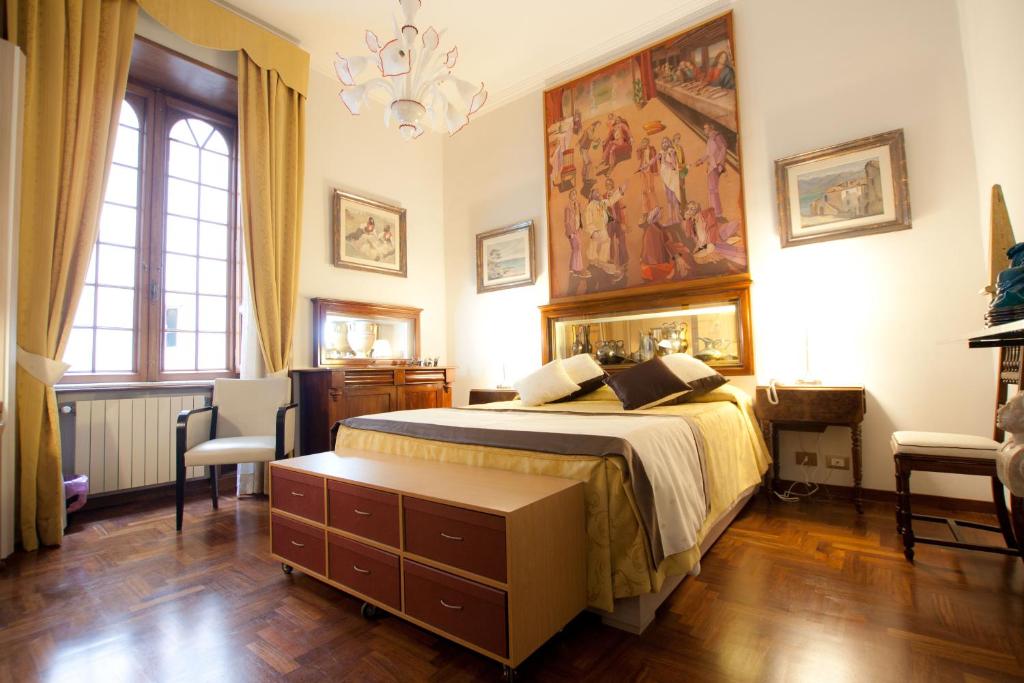 una camera da letto con un letto e un dipinto sul muro di Guesthouse Borromeo Roma a Roma