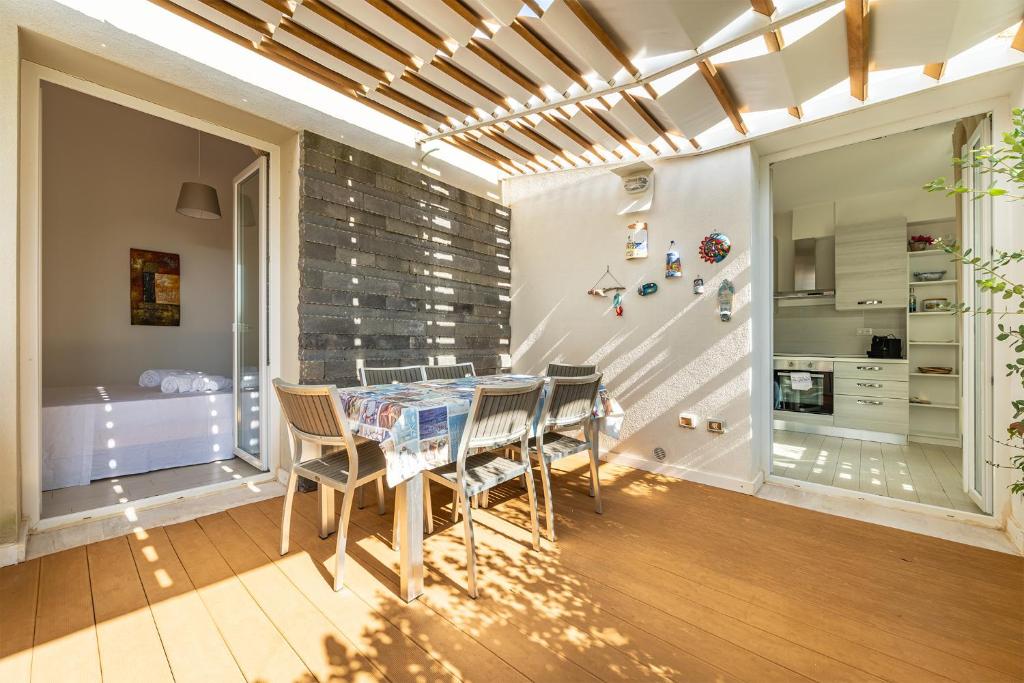 a dining room with a table and chairs at Central Terrace, Pula in Pula