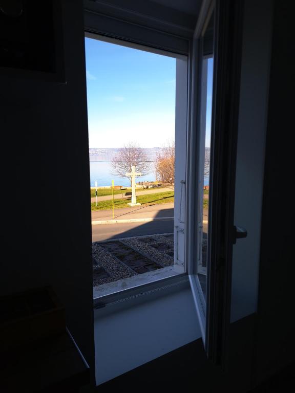 an open window with a view of the water at La parenthèse Lémantine - Studio 2 in Neuvecelle
