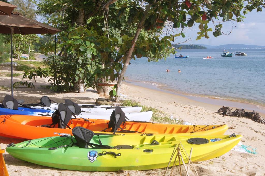 un grupo de kayaks en una playa cerca del agua en Gold Sand Beach Bungalow, en Phu Quoc