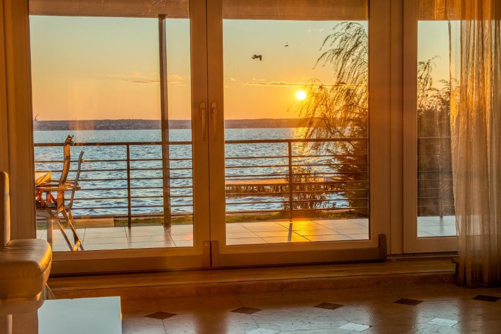 a room with a window with a view of the ocean at RoApart Riva Lake Studiouri si Apartamente 2-3 camere cu vedere lac -parcare privata in Mamaia