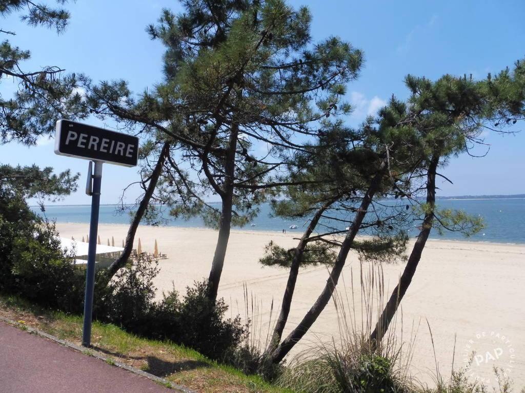 a street sign on the side of a beach at Arcachon Plage Pereire in Arcachon