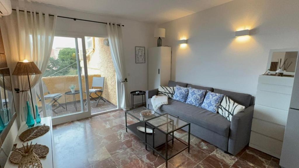 a living room with a couch and a table at Apartament w Esteponie in Estepona